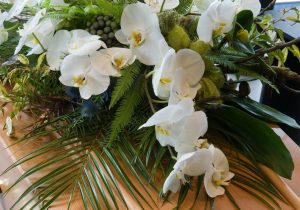 Composition florale de deuil avec des orchidées blanches PFGM